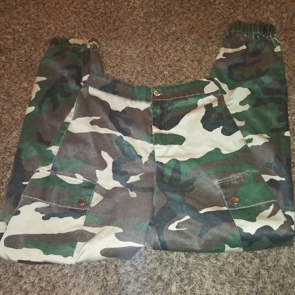 Womens army cargos.